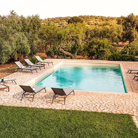 Helloapulia - Trulli Fico D'india Челье-Мессапика